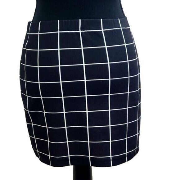 š„$5/$25 Black and White CheckāMini Skirt - Picture 5 of 6